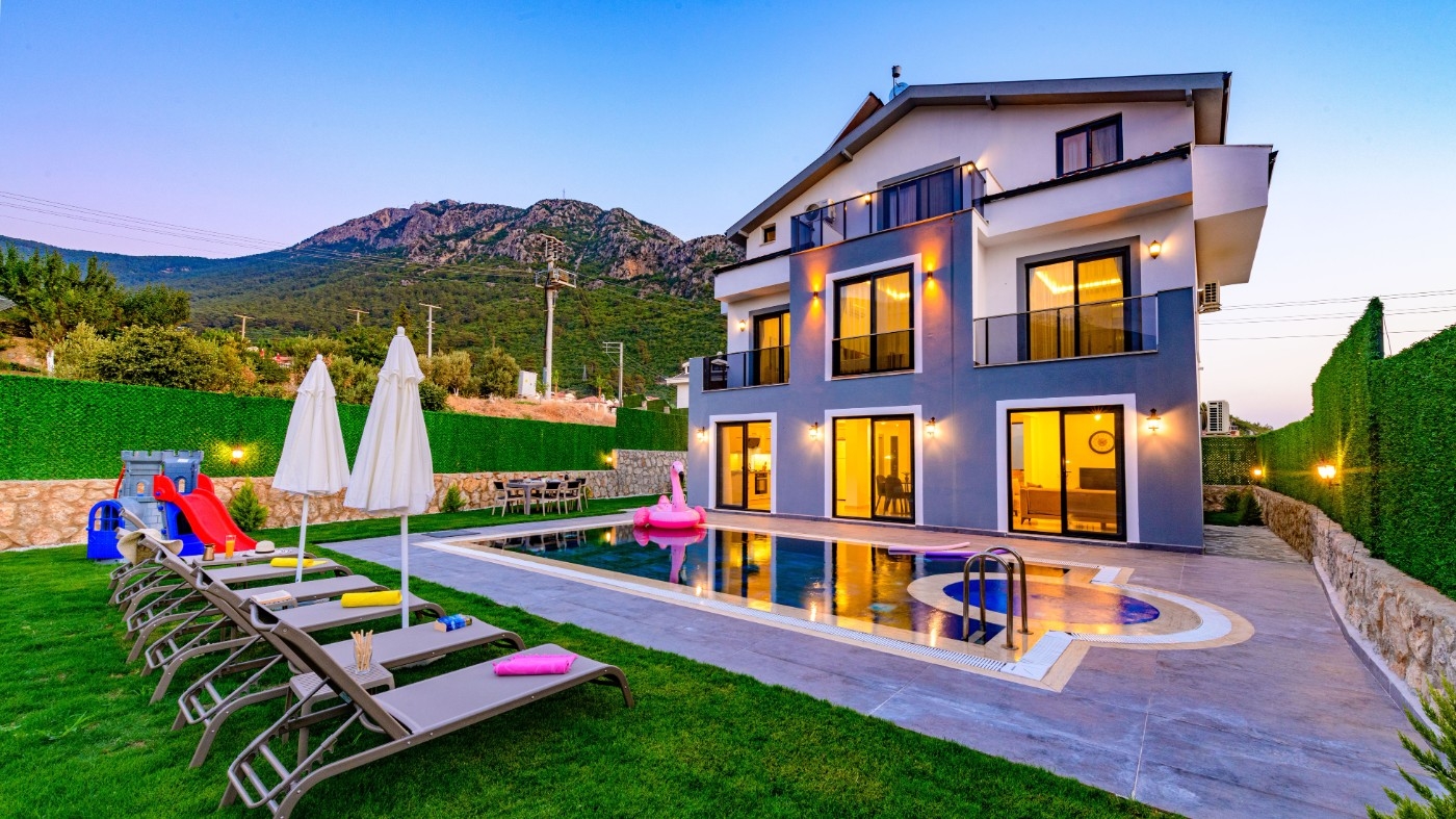 Ölüdeniz Hisarönü'nde Geniş Bahçeli, Özel Havuzlu, 4+1 Kiralık Villa
