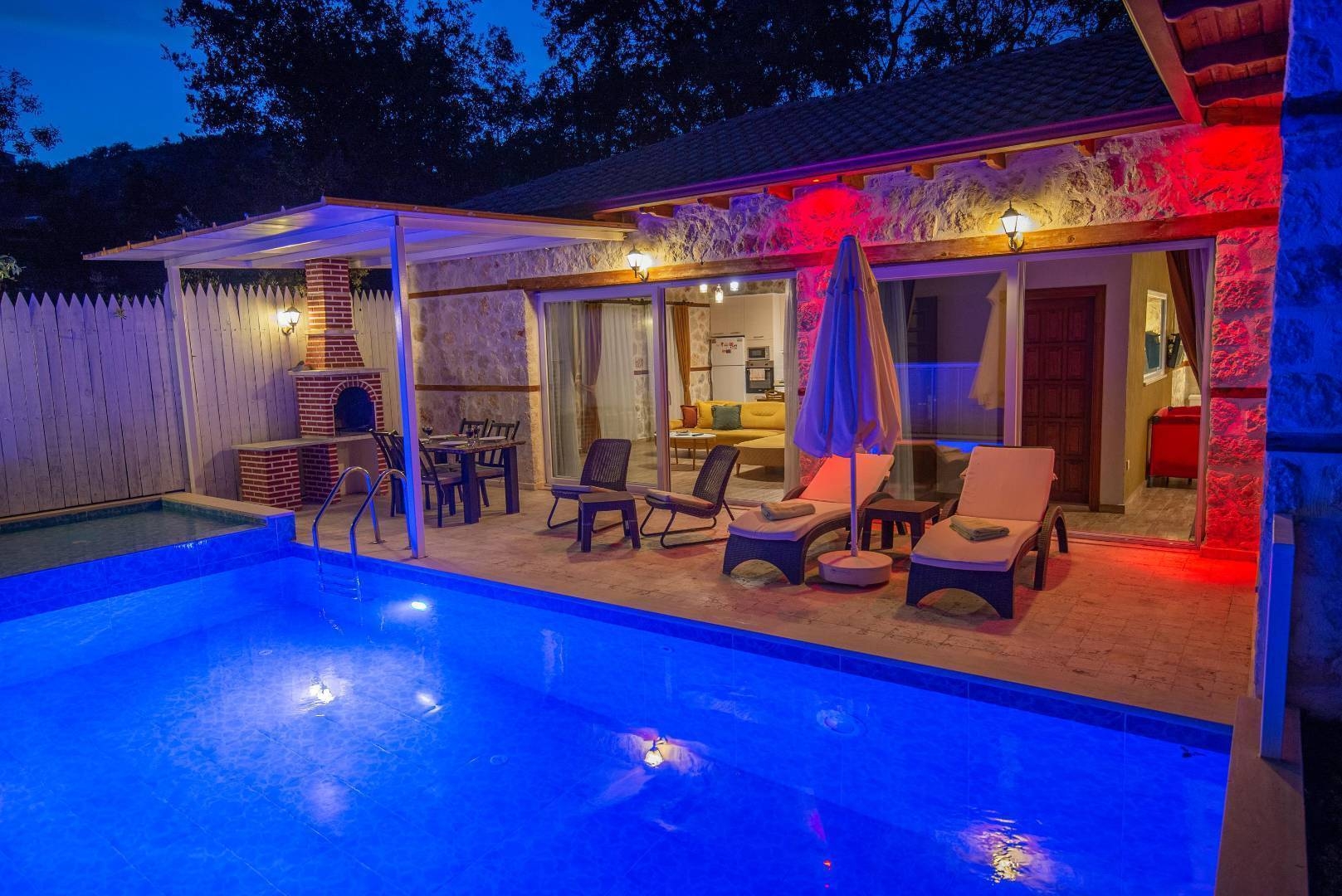 Kalkan İslamlar'da Doğa ve Deniz Manzaralı, Özel Havuzlu, Şık Villa