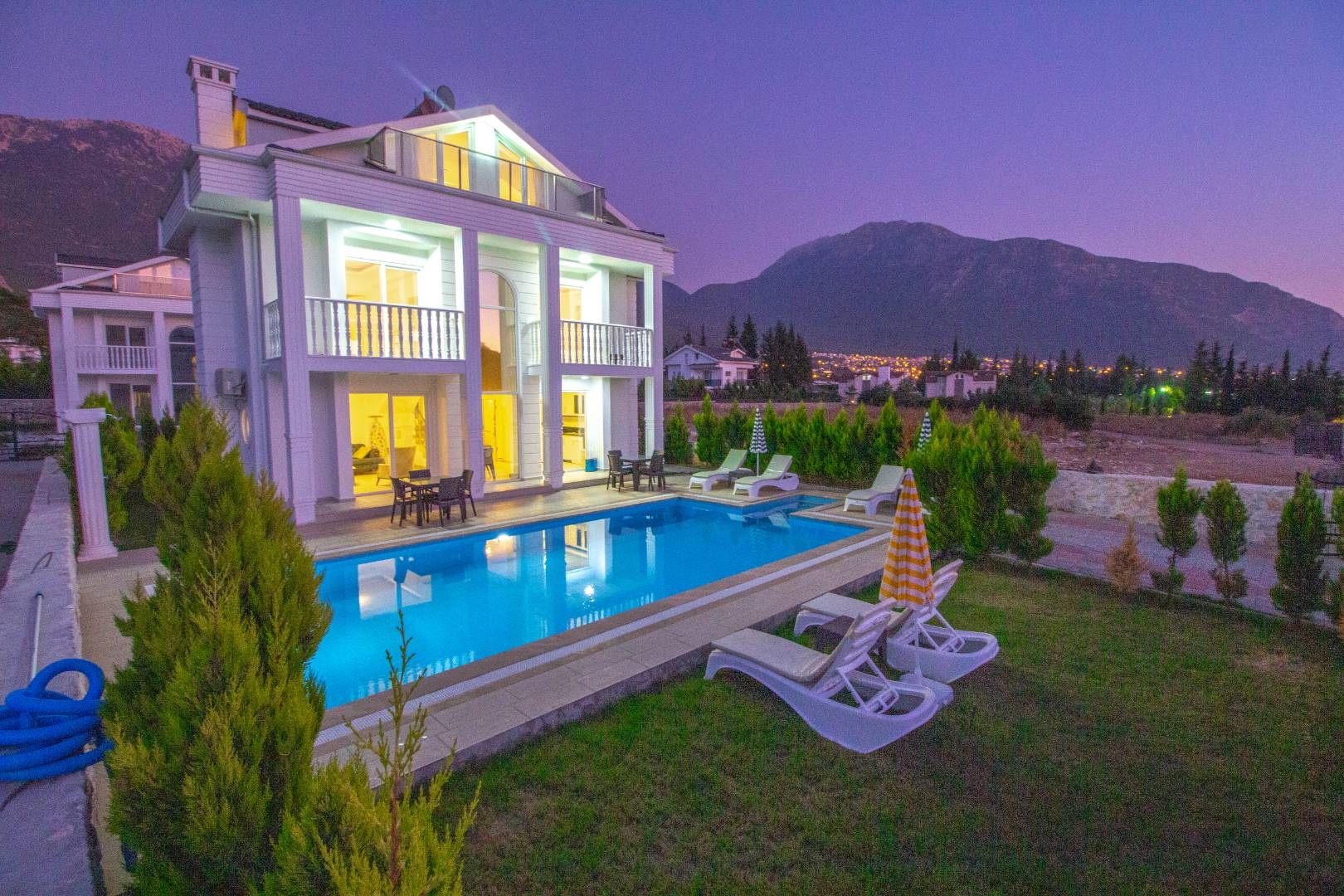 Fethiye Ölüdeniz'de Geniş Ailelere Uygun, Özel Havuzlu, Bahçeli Villa