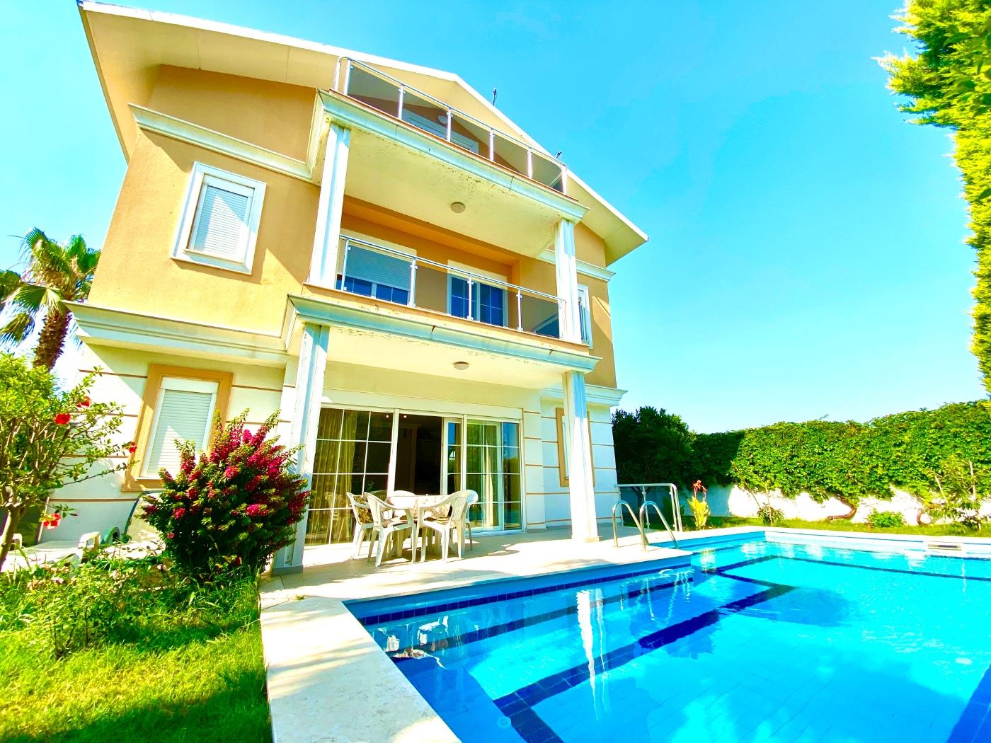 Serik Kadriye'de Geniş Bahçeli, Özel Havuzlu, Şık Kiralık Villa-18056