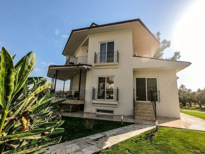 Muğla Köyceğiz'de Tesis İçerisinde, Ortak Havuzlu, Kiralık Villa