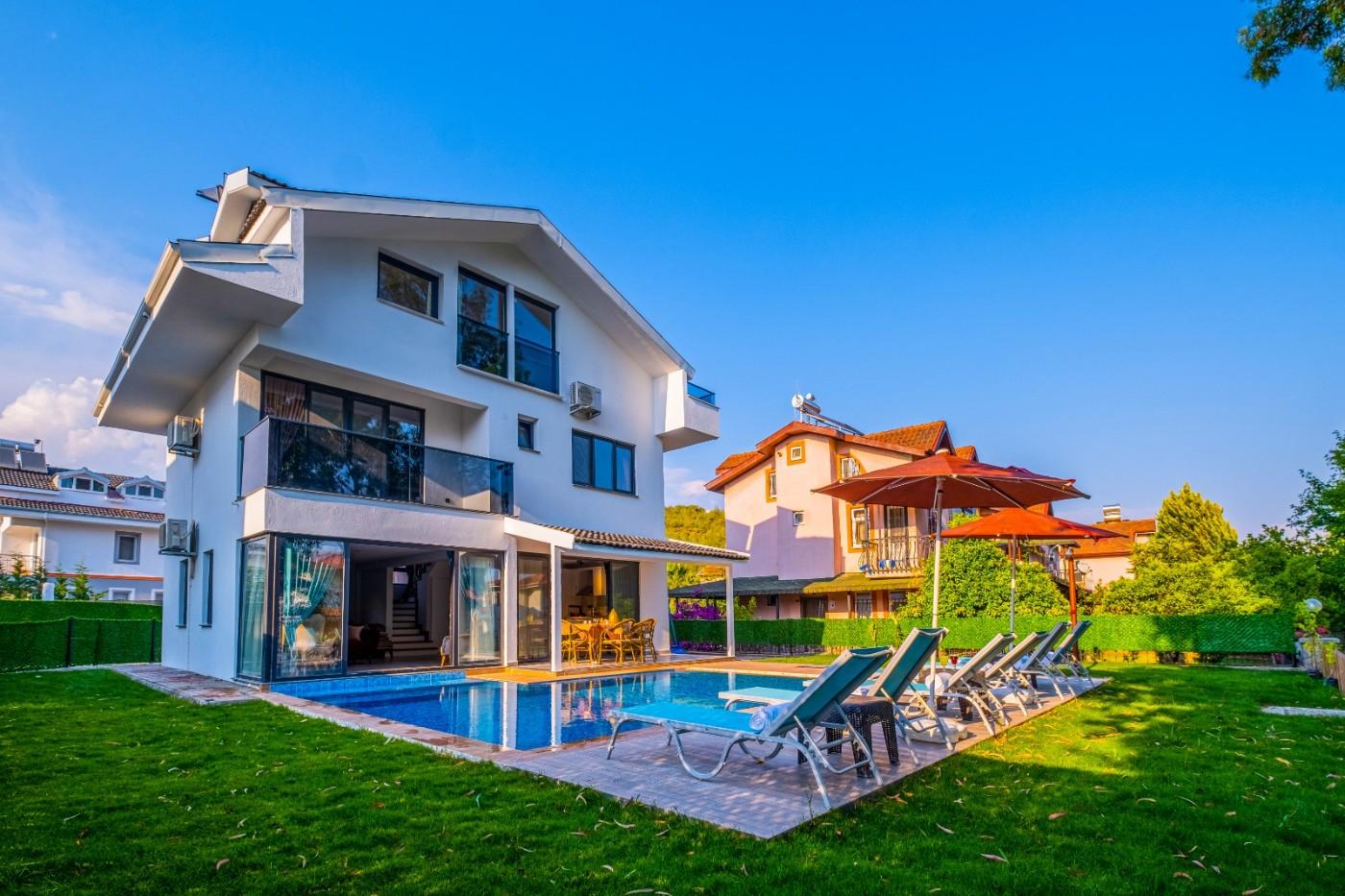 Fethiye Çiftlik'de Geniş Bahçeli, Özel Havuzlu, 4+1 Lüks Villa-21808