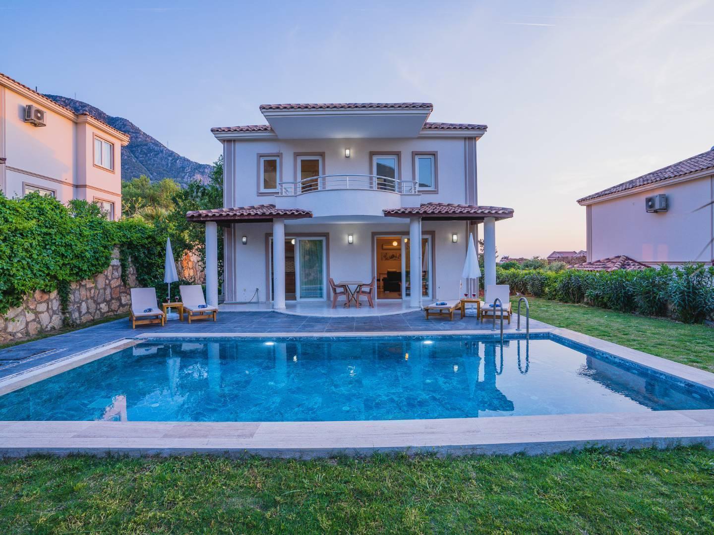 Fethiye Ovacık'ta Merkezi Konumda, Özel Havuzlu, Bahçeli Lüks Villa-31214