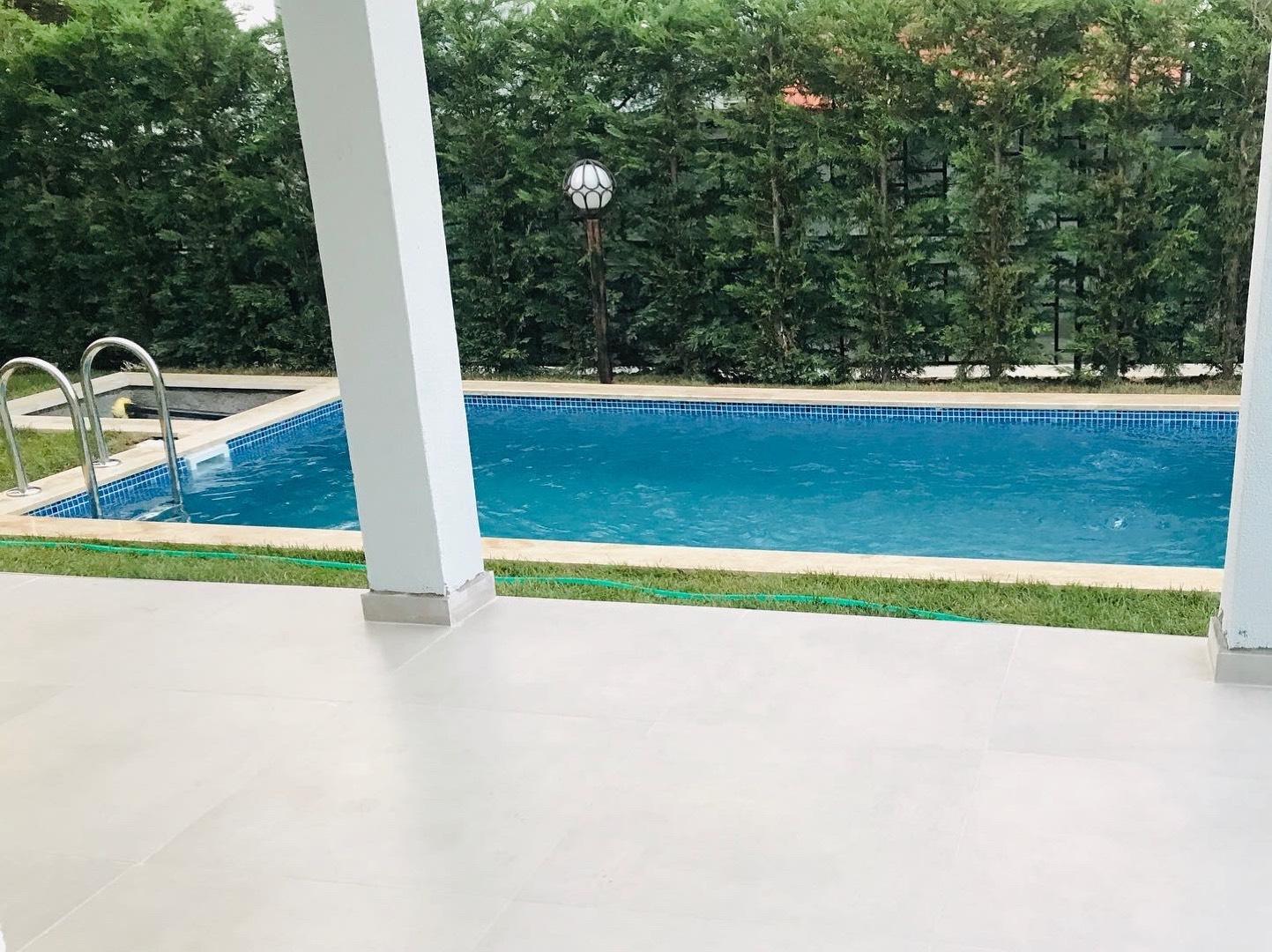 Sapanca'da Göl Manzaralı, Geniş Bahçeli, Isıtmalı Havuzlu, Şık Villa-26349