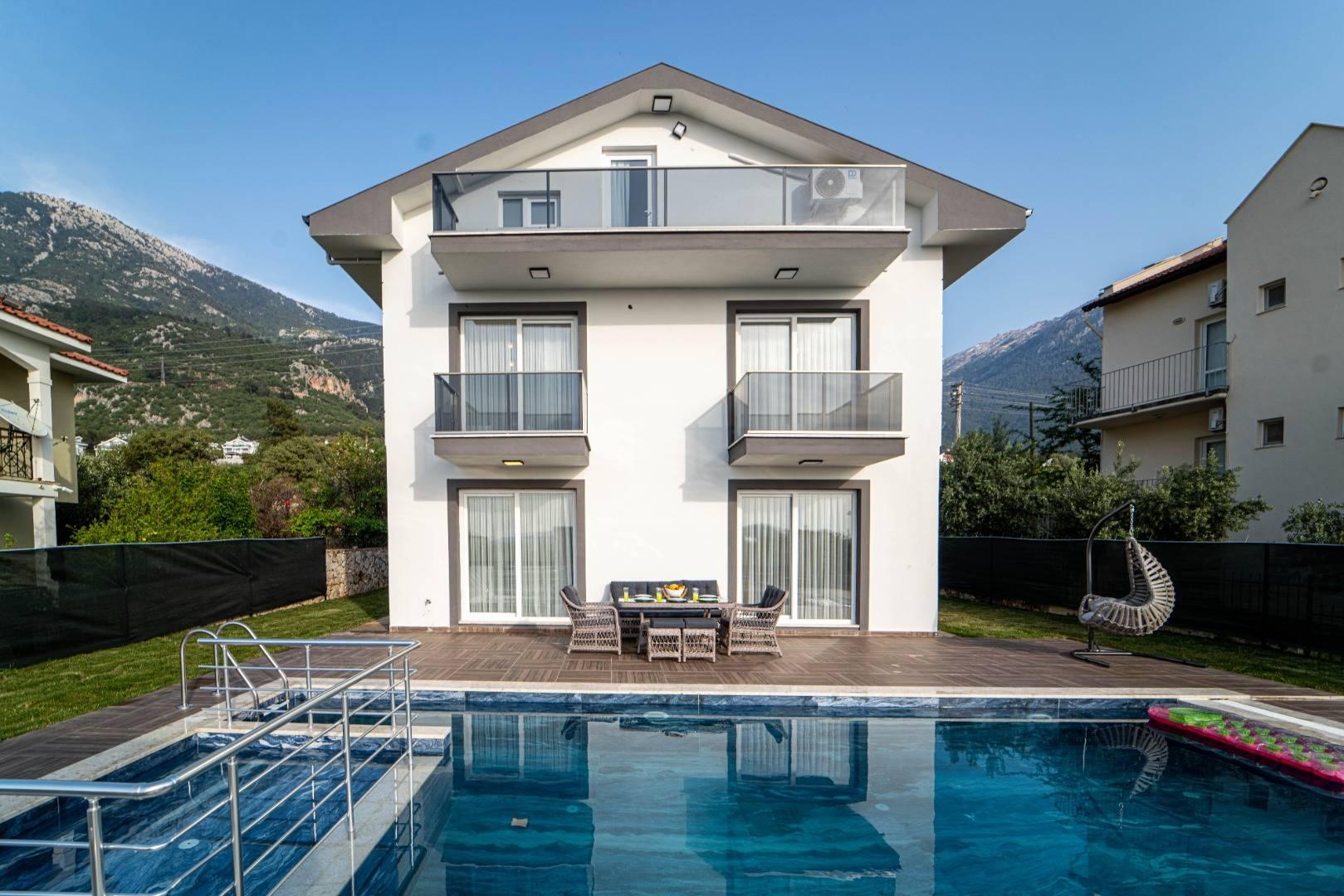 Fethiye'de Ölüdeniz'de Merkezi Konumda, Çocuk Havuzlu, Modern Villa-26707