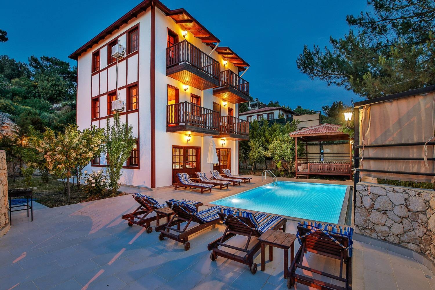 Kaş İslamlar'da Otantik Atmosferli, Ahşap Mimarili, Lüks Villa