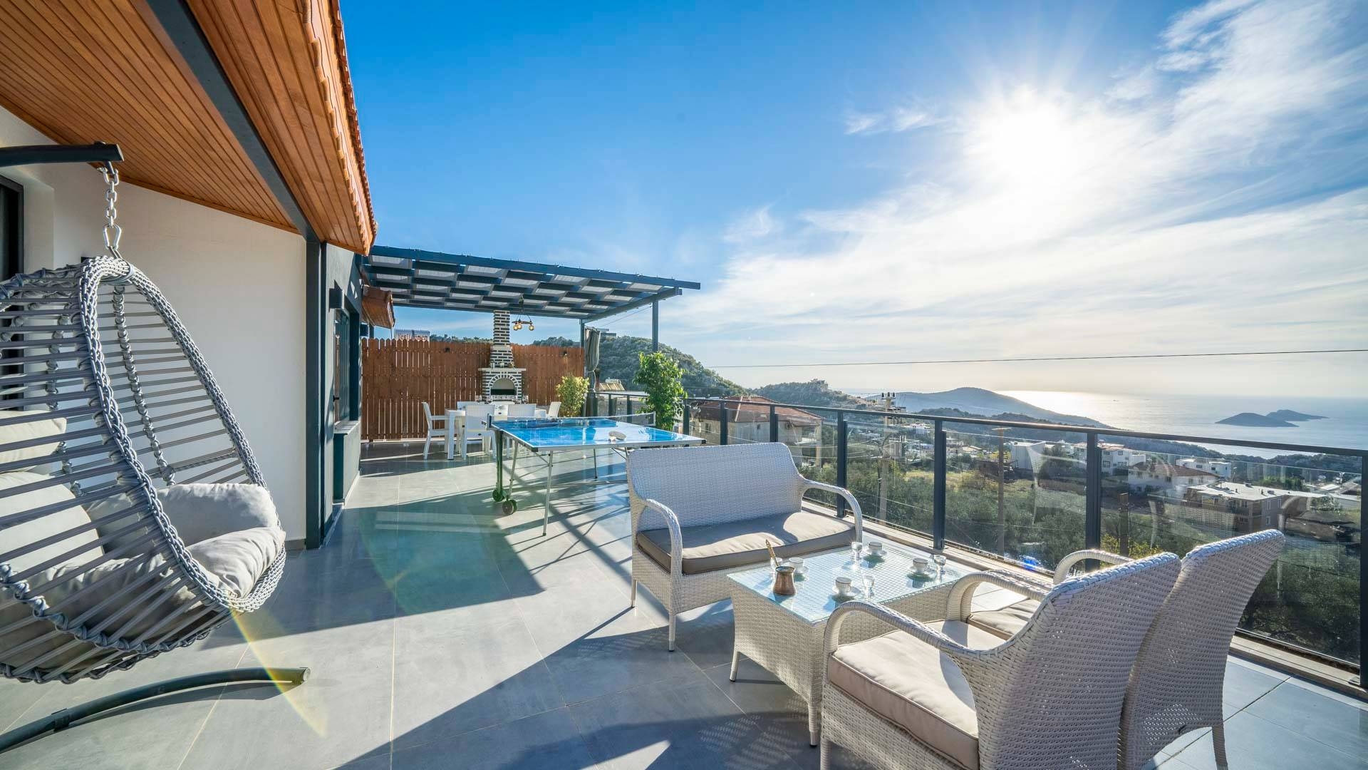 Kaş Bezirgan'da Muhteşem Deniz Manzaralı, Sonsuzluk Havuzlu, Şık Villa