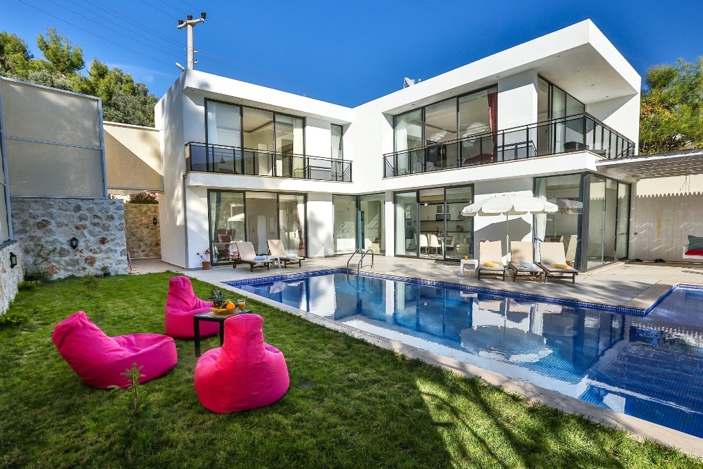 Kaş İslamlar'da Muhteşem Manzaralı, Özel Havuzlu, Modern Villa