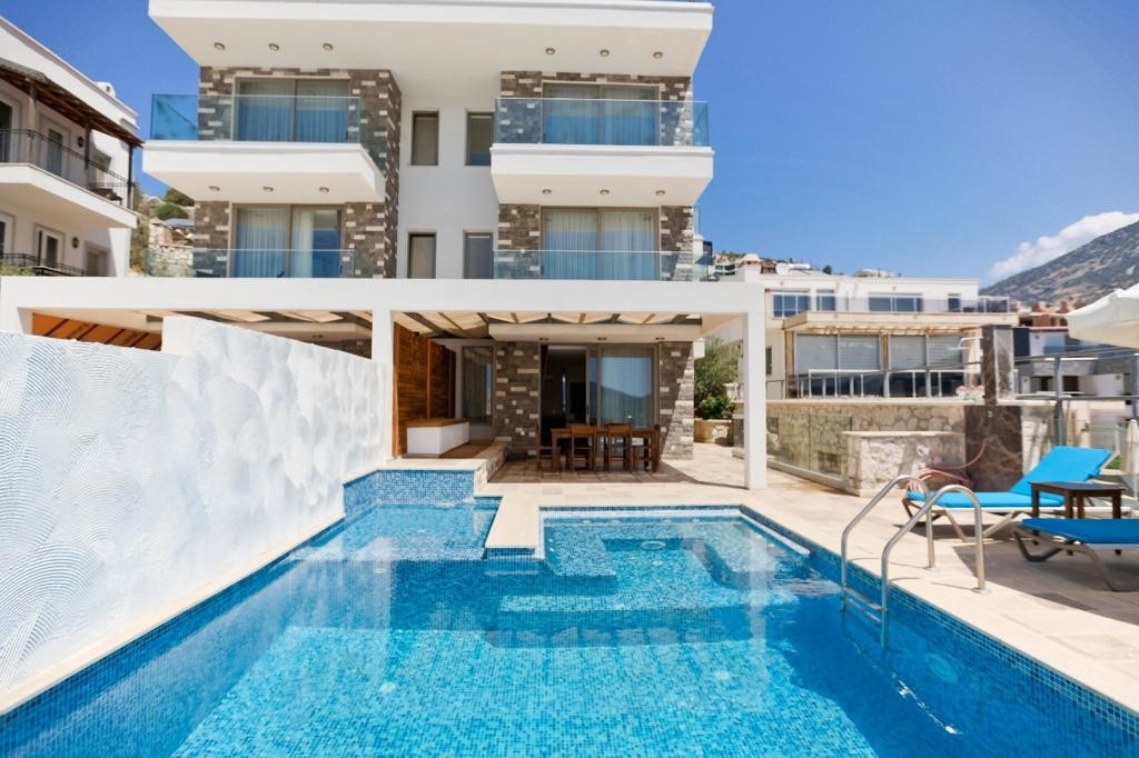 Kalkan'da Deniz Manzaralı, Yetişkin ve Çocuk Havuzlu, Konforlu Villa