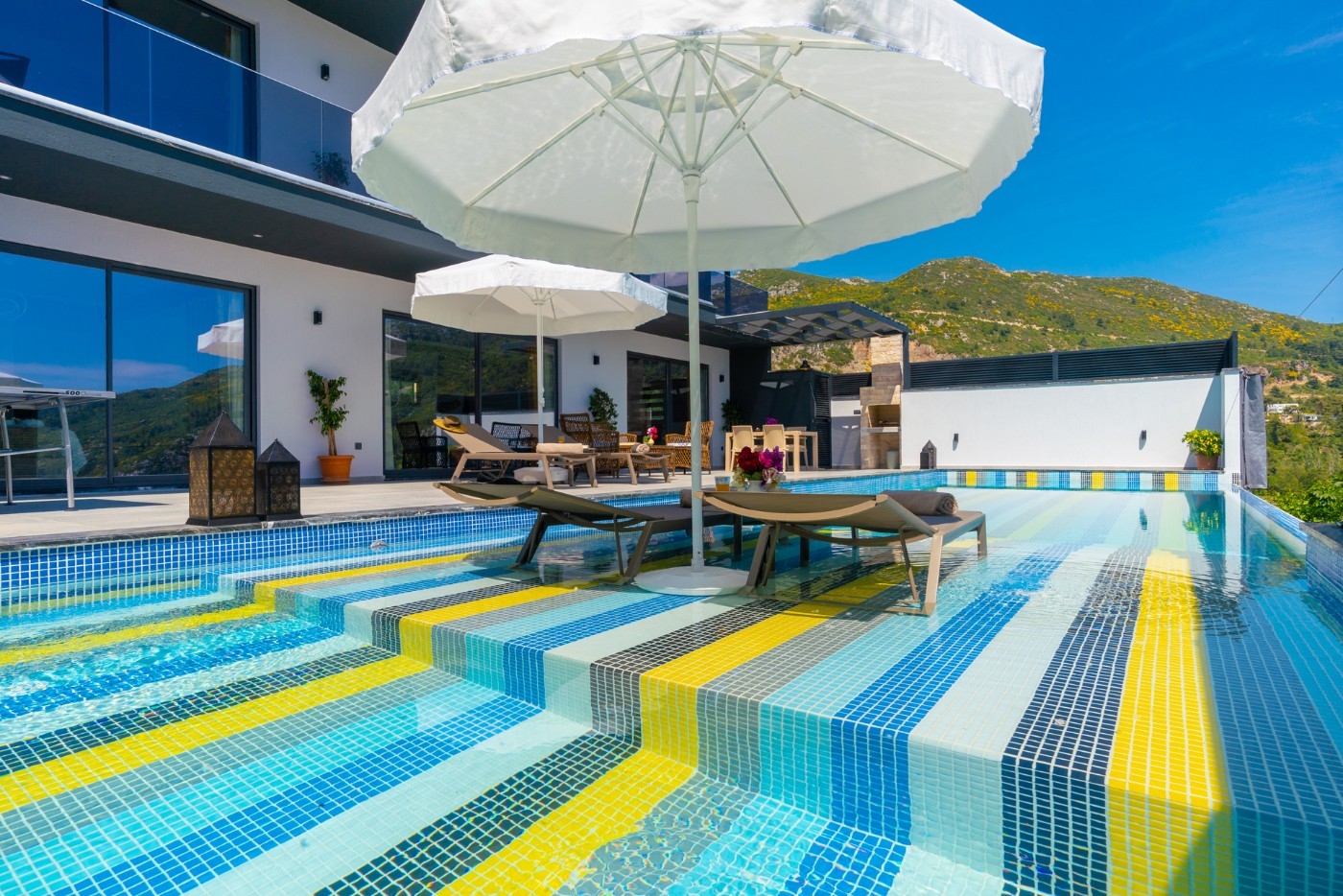 Kalkan İslamlar'da Ultra Lüks, Sonsuzluk Havuzlu, Sinema Odalı Villa