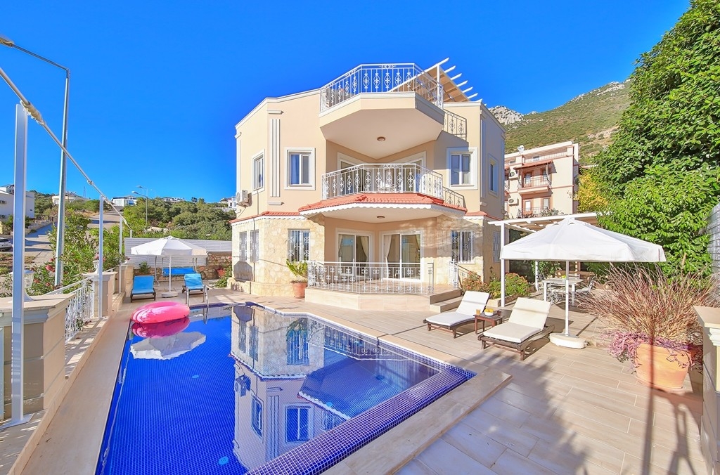 Kalkan Merkez'de Denize Yürüyüş Mesafesinde, Özel Havuzlu, Şık Villa