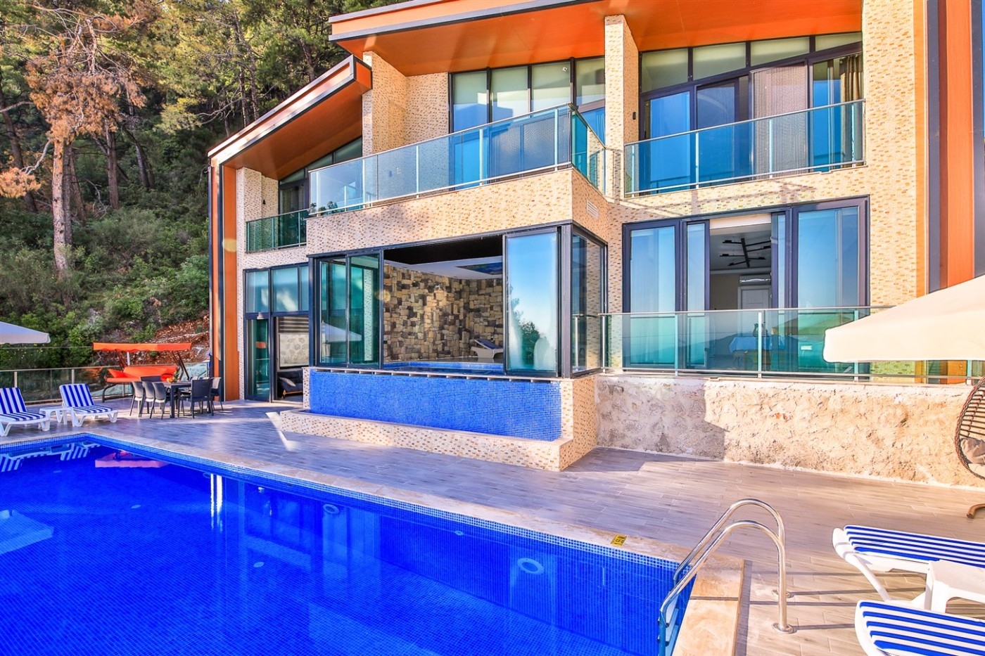 Kaş İslamlar'da Muhteşem Doğa Manzaralı, Özel Havuzlu, Şık Villa