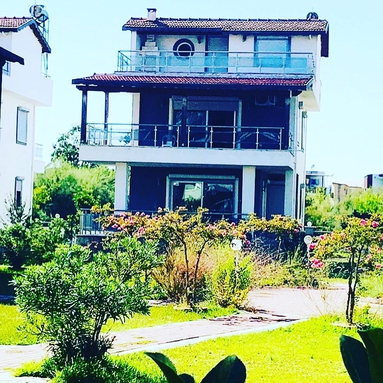 Kuşadası Güzelçamlı'da Ortak Havuzlu, Denize Yakın, Kiralık Villa