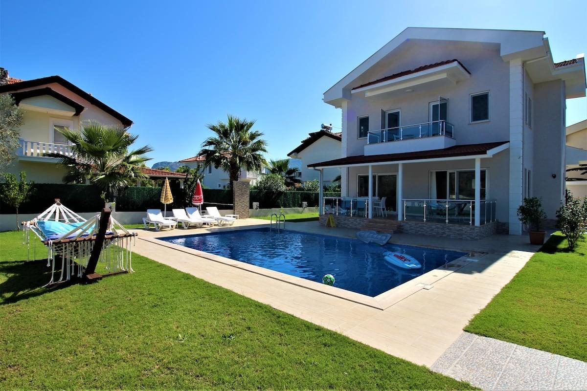 Ortaca Dalyan'da Merkezi Konumda, Özel Havuzlu, Şık Villa-23700