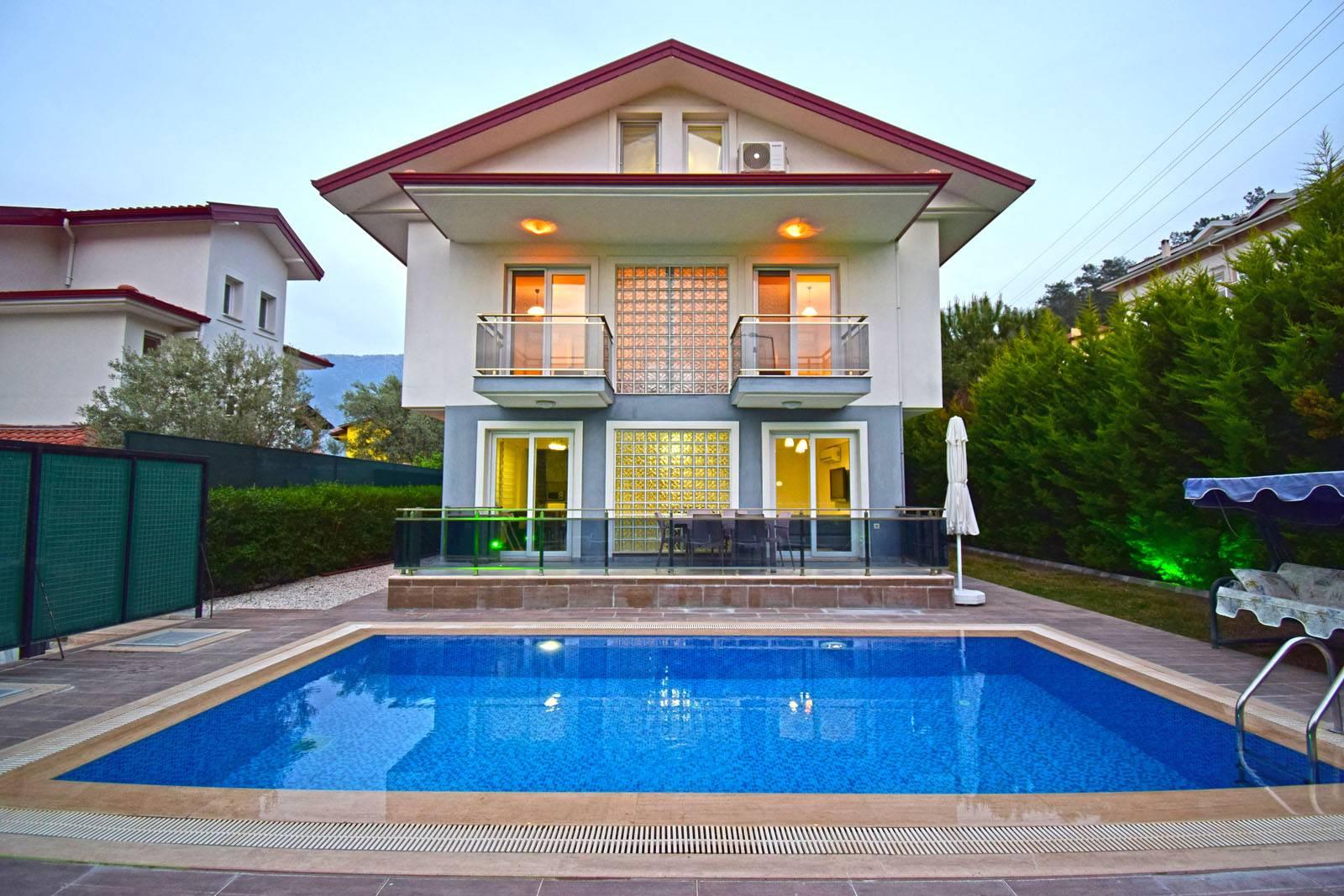 Fethiye Ölüdeniz'de Yemyeşil Bahçeli, Elverişli Konumda, Yazlık Villa-25406