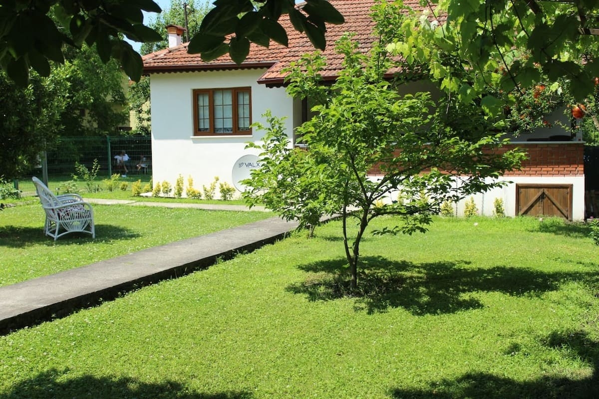 Sakarya Sapanca'da Eşsiz Bahçeye Sahip, Konforlu Ahşap Yazlık