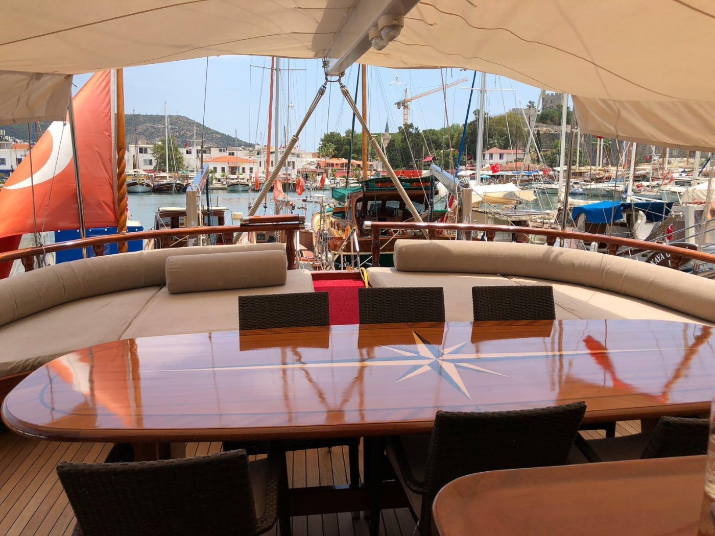 Bodrum'da Mavi Yolculuk Esnasında, Ev Konforunda Rahatlık Sunan Gulet