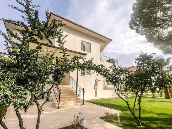 Muğla Köyceğiz'de Göl Manzaralı, Ortak Havuzlu, Kiralık Villa