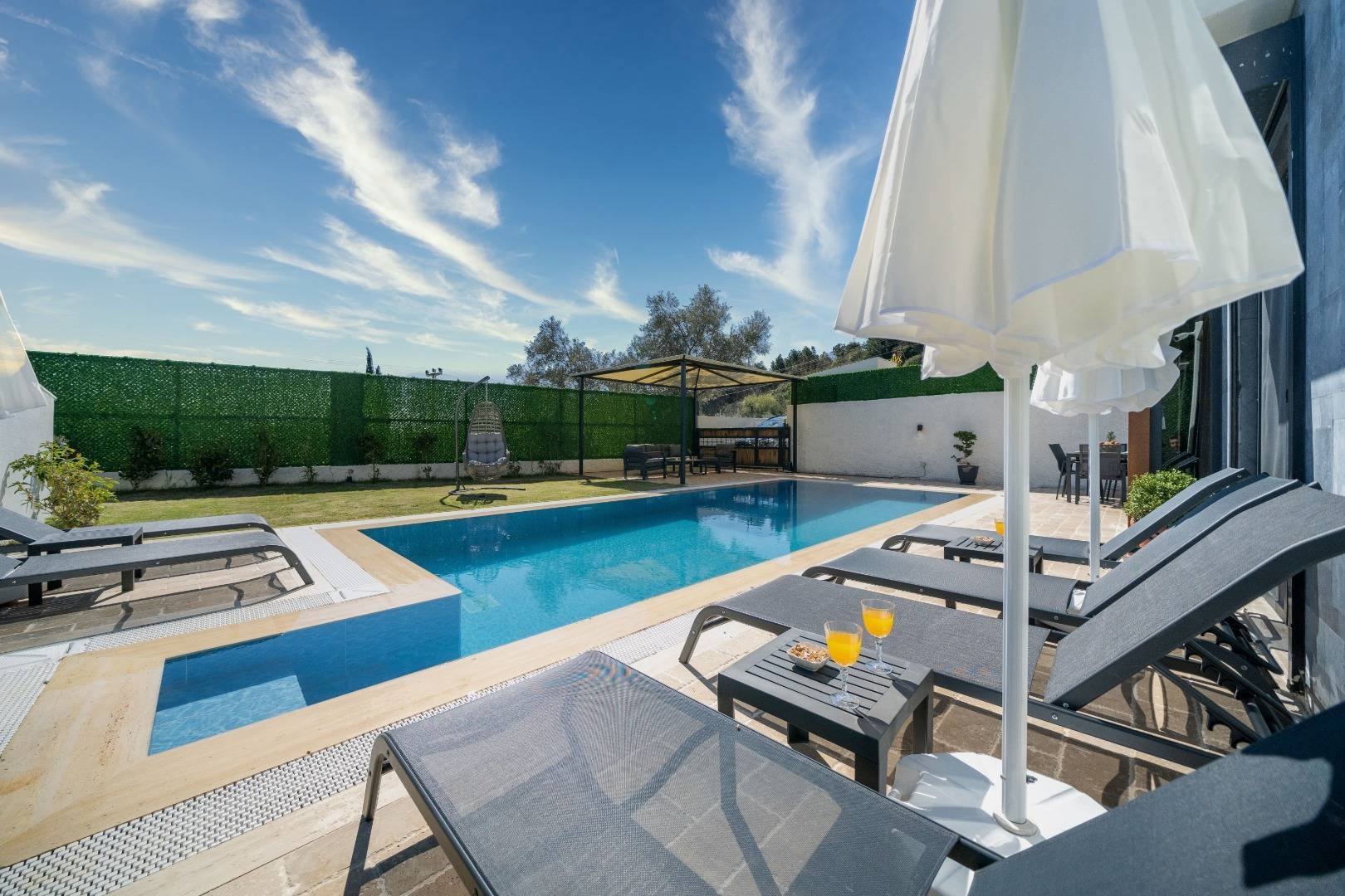 Fethiye Göcek'te Geniş Alanlara Sahip, Özel Havuzlu, Modern Villa