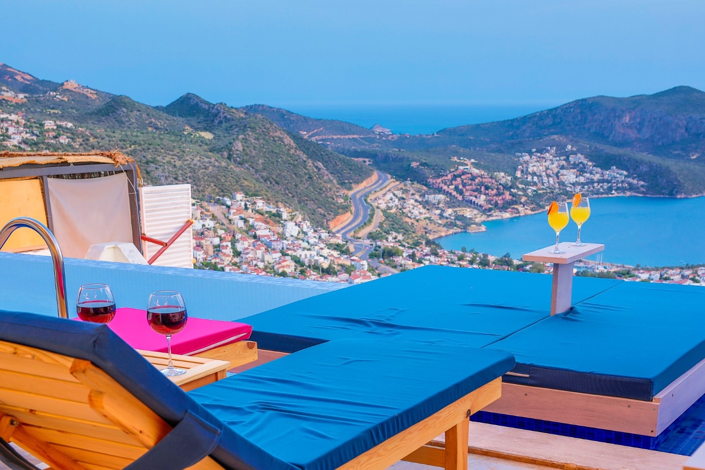 Kaş İslamlar'da Deniz Manzaralı, Sonsuzluk Havuzlu, Kiralık Villa