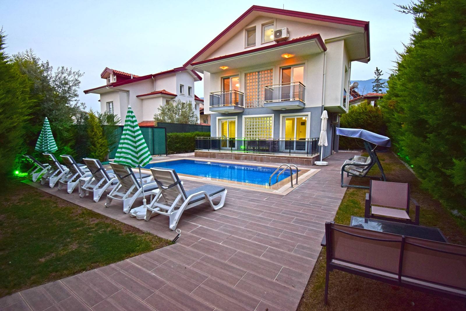 Fethiye Ölüdeniz'de Yemyeşil Bahçeli, Elverişli Konumda, Yazlık Villa