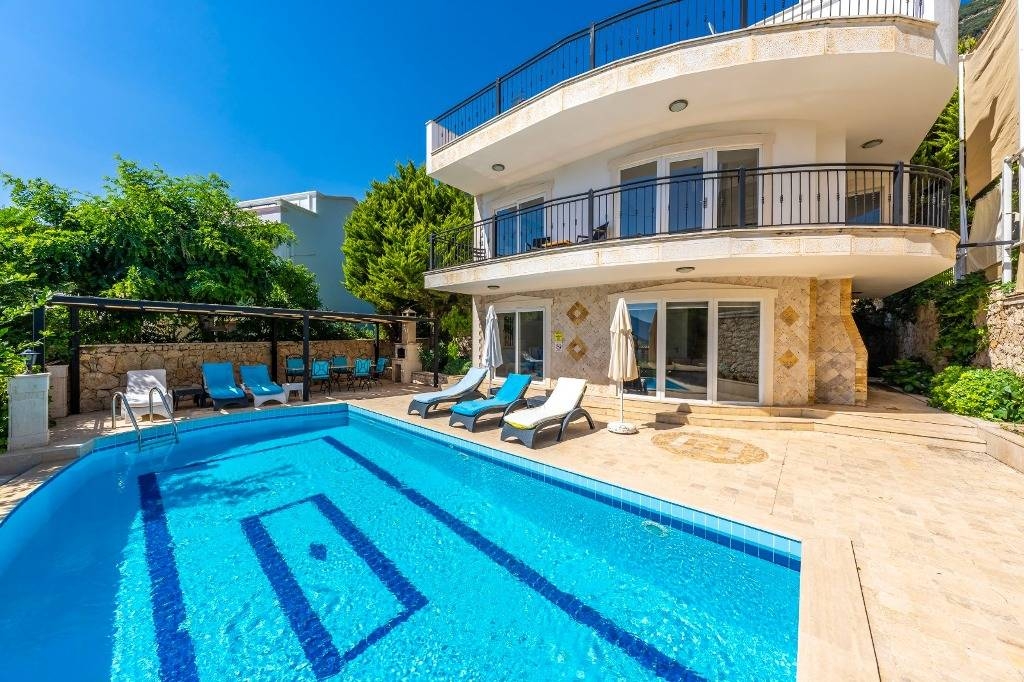 Kaş Kalkan'da Deniz Manzaralı, 6 Kişilik, Konforlu Kiralık Villa