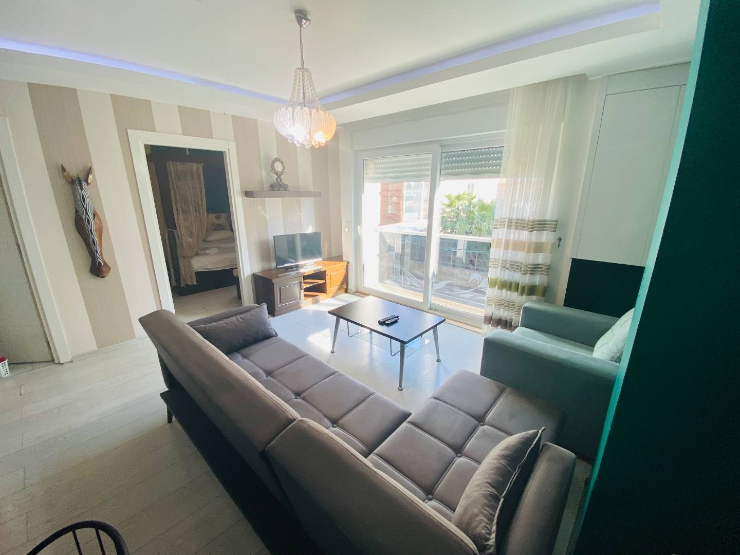 Konyaaltı Gürsu'da Plaja Yakın, Şehir Manzaralı, 1+1 Kiralık Suit