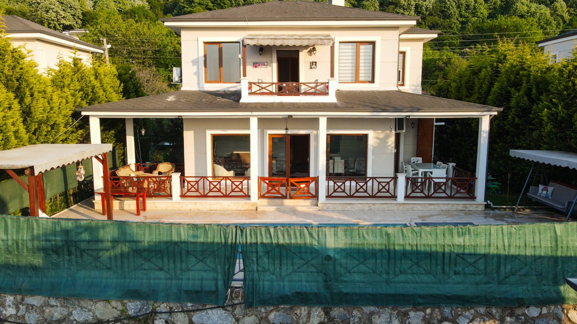 Sakarya Sapanca'da Geniş Bahçeli, Özel Havuzlu, Muhafazakar Villa