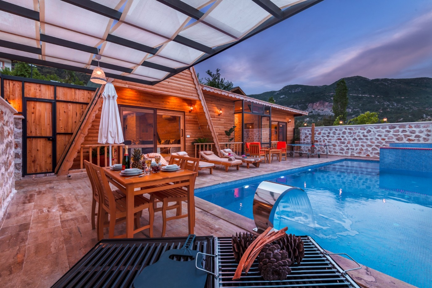 Kaş İslamlar'da Ahşap Mimarili, Isıtmalı Havuzlu, Korunaklı Villa