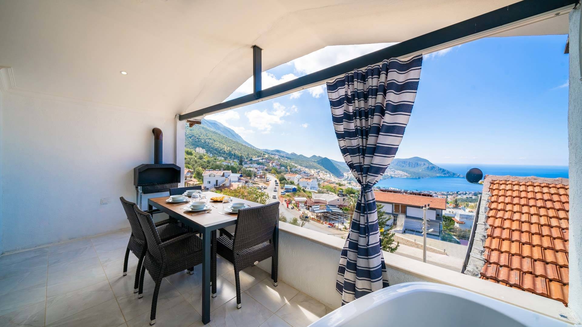 Kaş İslamlar'da Enfes Deniz Manzaralı, Jakuzili, Çatı Katı Tatil Evi