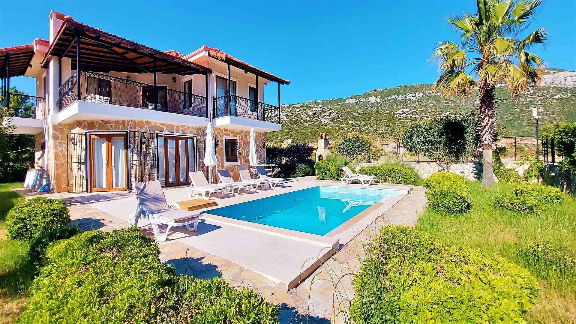 Kaş Bezirgan'da Muhteşem Doğanın Ortasında, Özel Havuzlu, Şık Villa
