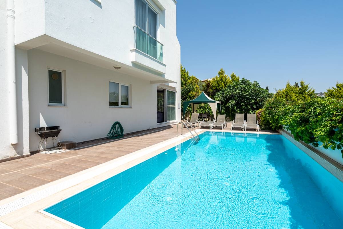 Kuşadası Kadınlar Denizi'nde Harika Manzaralı, Özel Havuzlu, Şık Villa