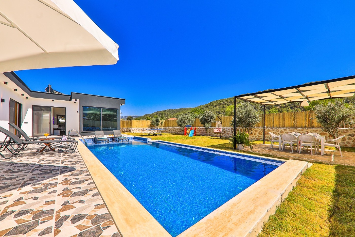 Kaş Sarıbelen'de Geniş Bahçeli, Özel Havuzlu, Modern Dizaynlı Villa