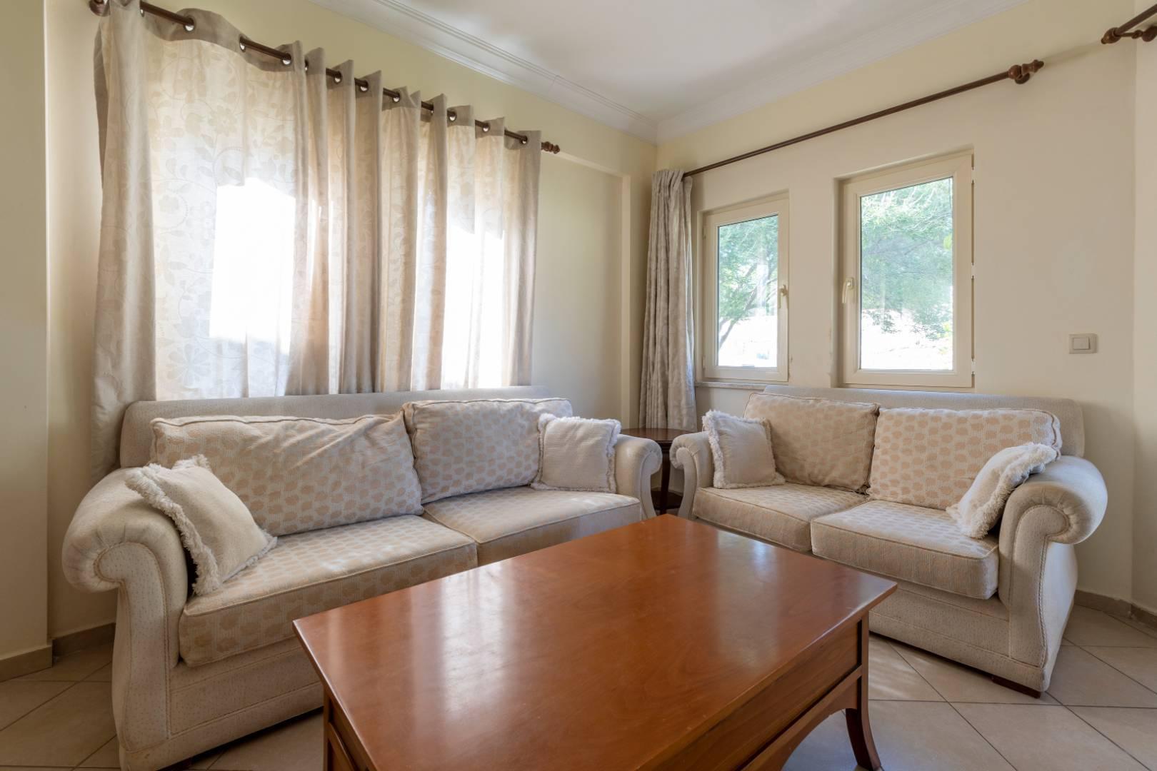 Didim Akbük'te Geniş Ailelere Uygun, Özel Plajlı, Bahçeli Şık Villa-23313