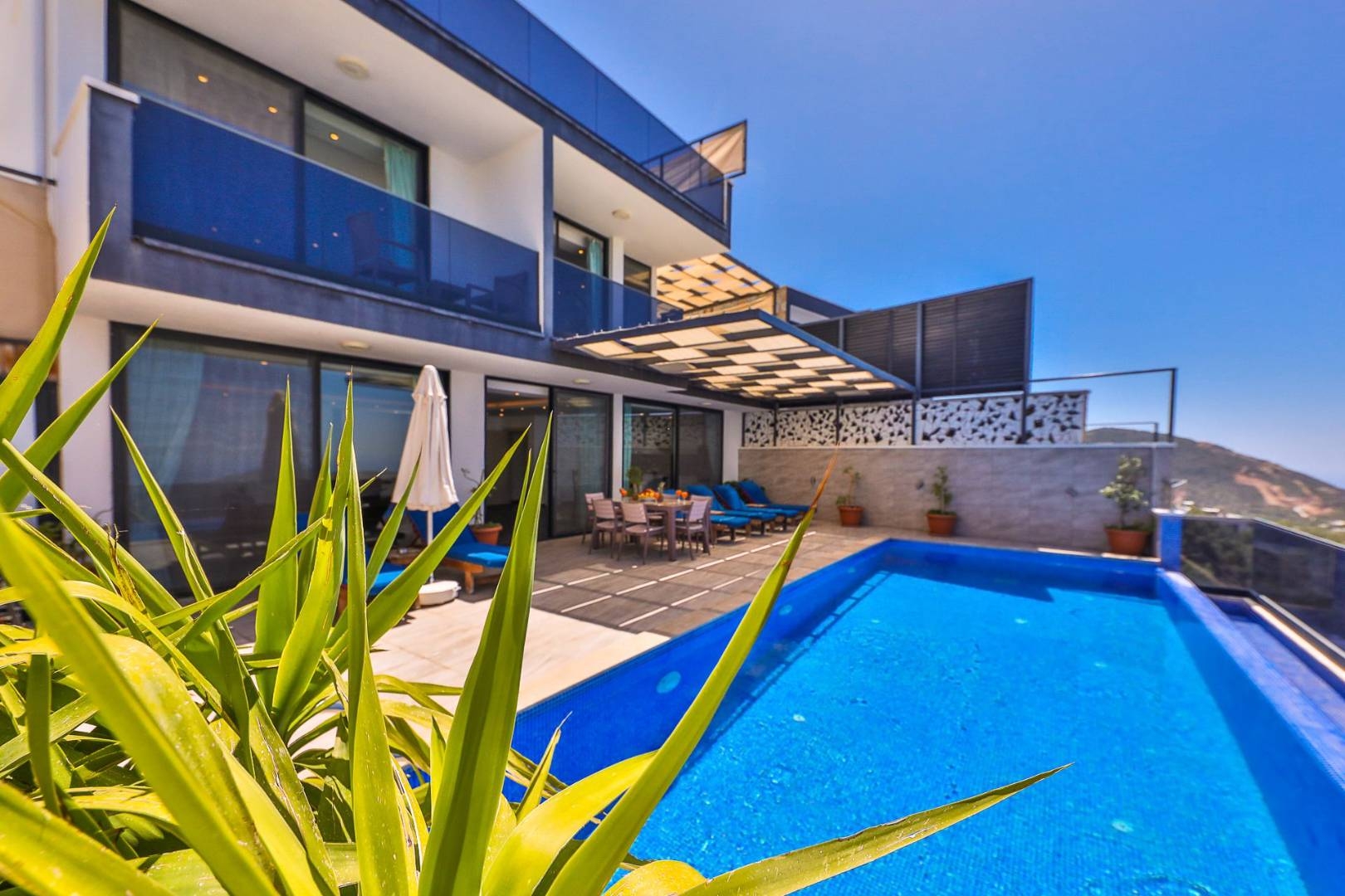 Kaş Bezirgan'da Eşsiz Manzaralı, Açık ve Kapalı Havuzlu, Şık Villa