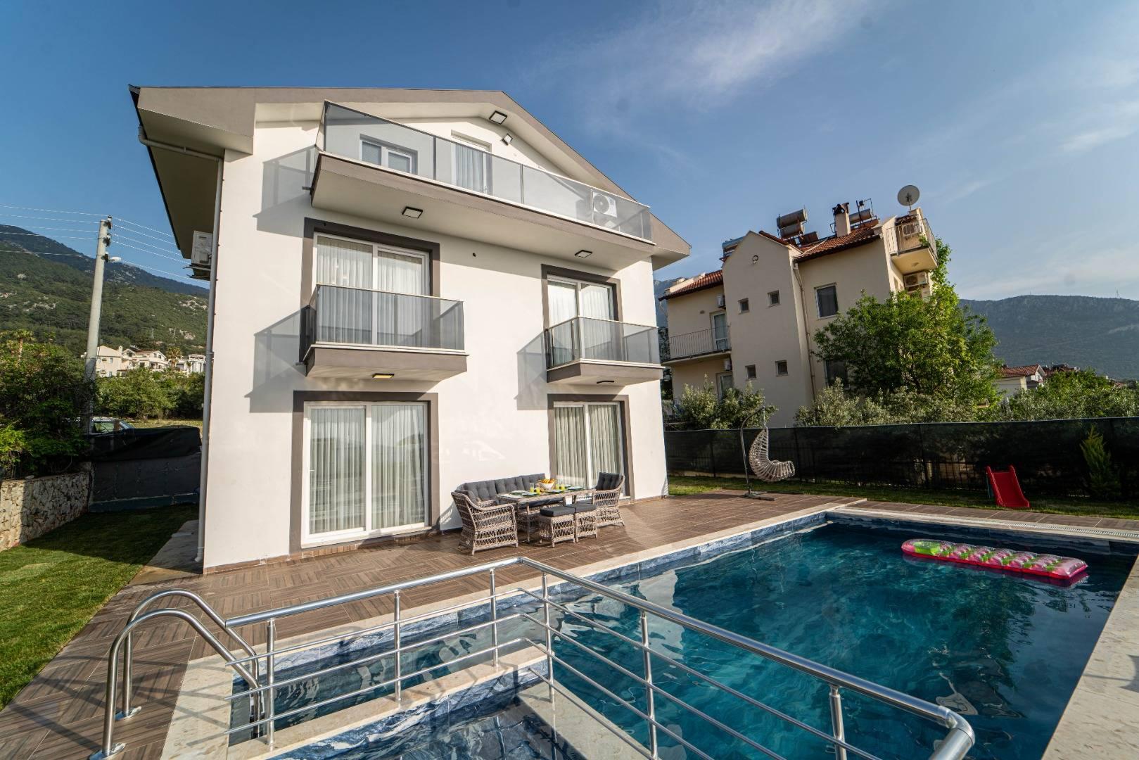 Fethiye'de Ölüdeniz'de Merkezi Konumda, Çocuk Havuzlu, Modern Villa-26707