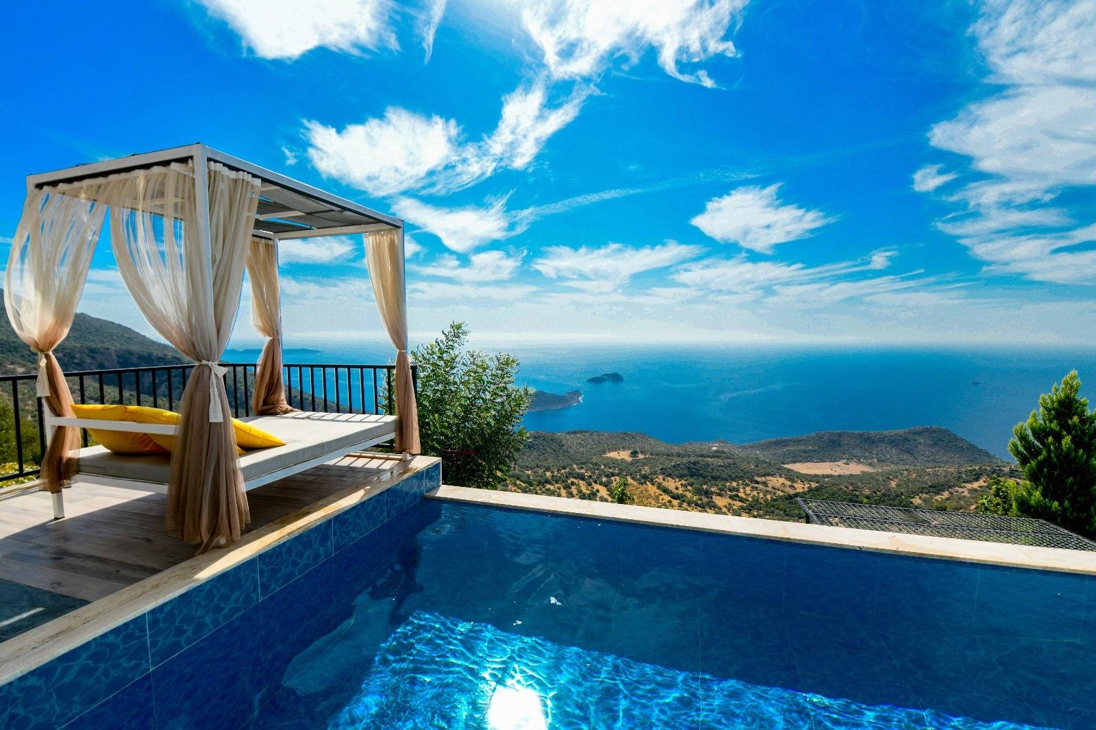 Kaş Bezirgan'da Deniz ve Doğa Manzaralı, Özel Havuzlu, Balayı Villası