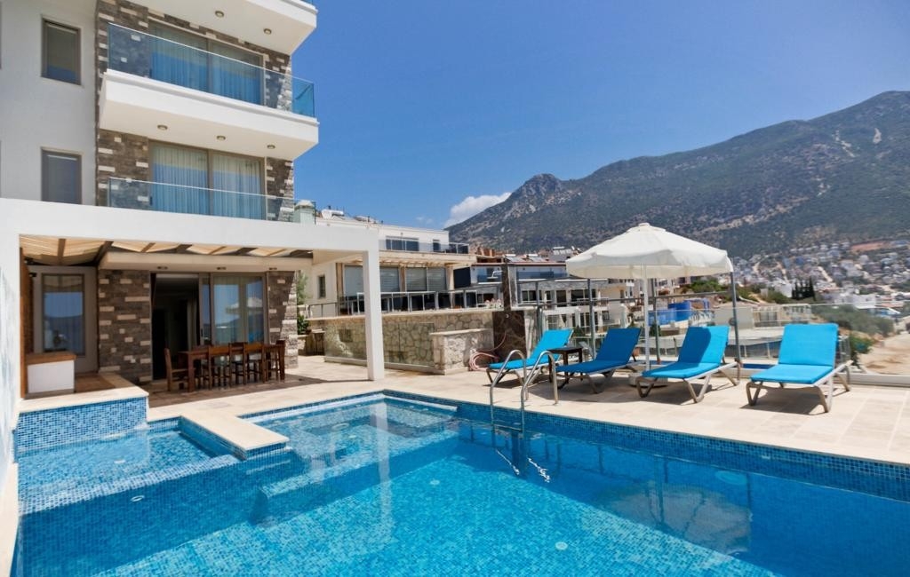 Kalkan'da Deniz Manzaralı, Yetişkin ve Çocuk Havuzlu, Konforlu Villa