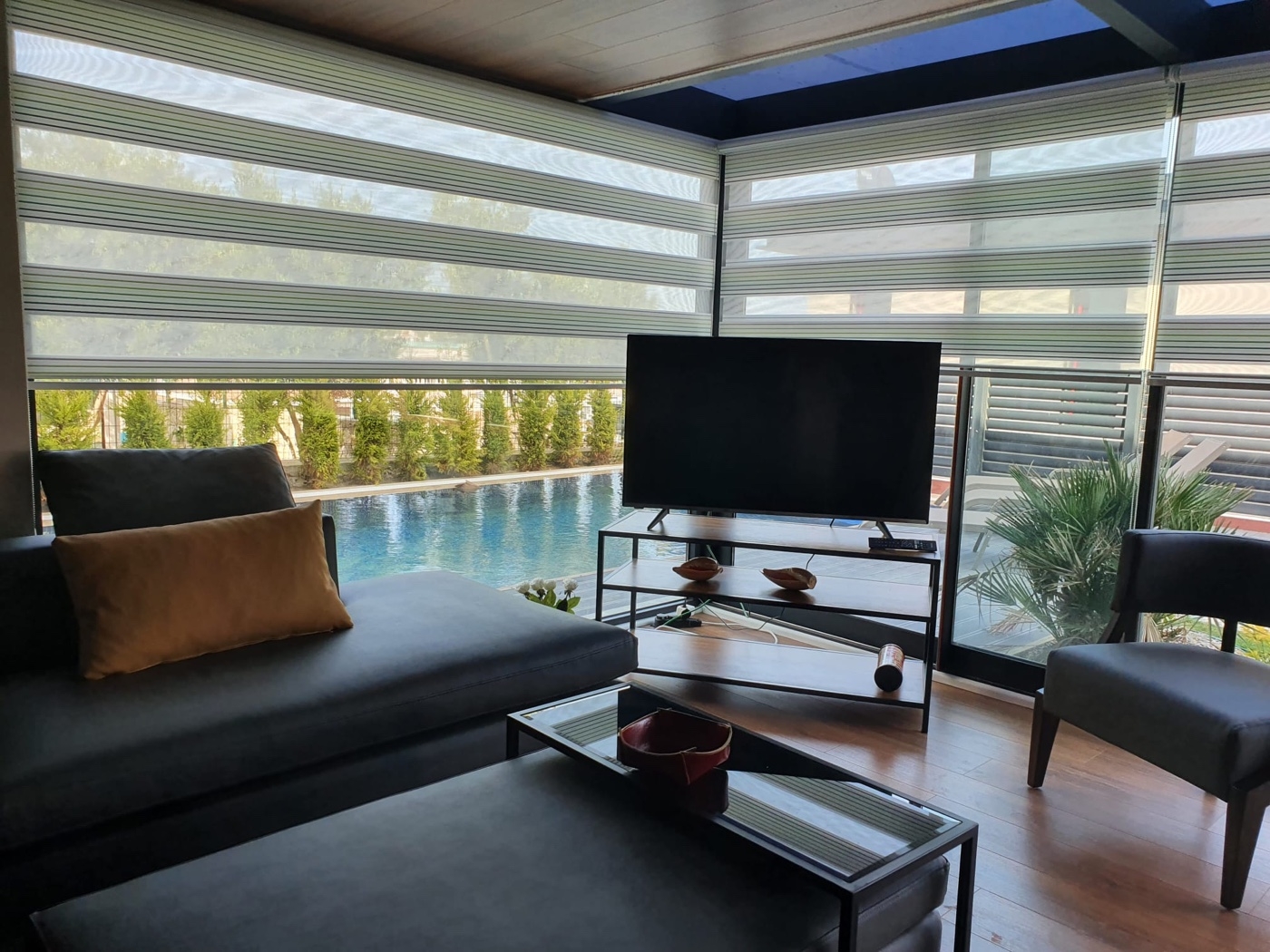 İzmir Çeşme'de Plaja Yakın, Bahçeli, Özel Havuzlu, Modern Yazlık