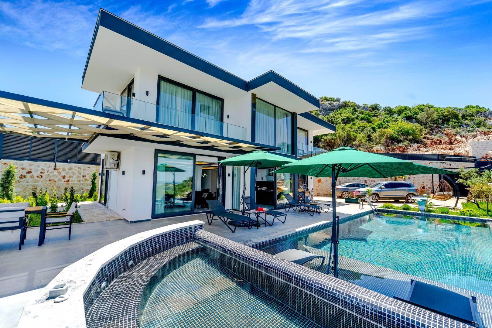 Kaş Yeşilköy'de Deniz Manzaralı, Saunalı, 6 Kişilik, Lüks Villa-31085