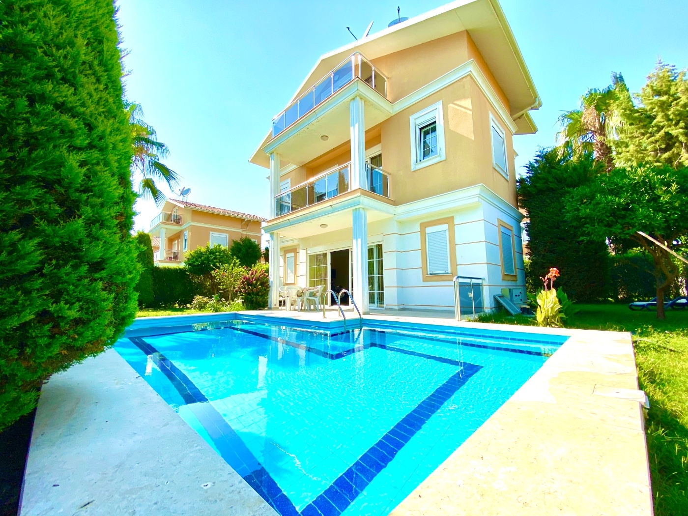 Serik Kadriye'de Geniş Bahçeli, Özel Havuzlu, Şık Kiralık Villa