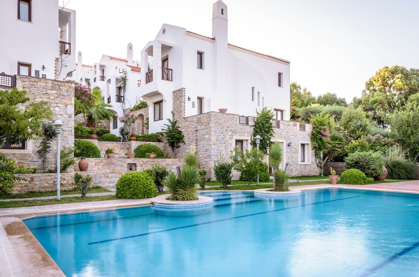Muğla Datça'da Özgün Mimarili, Ortak Havuza Sahip, Kiralık Suit