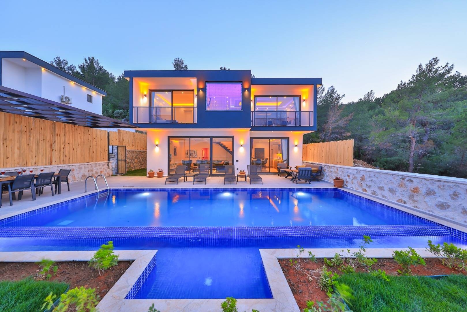 Kalkan Yeşilköy'de Doğa Manzaralı, Özel Havuzlu, Konforlu Villa