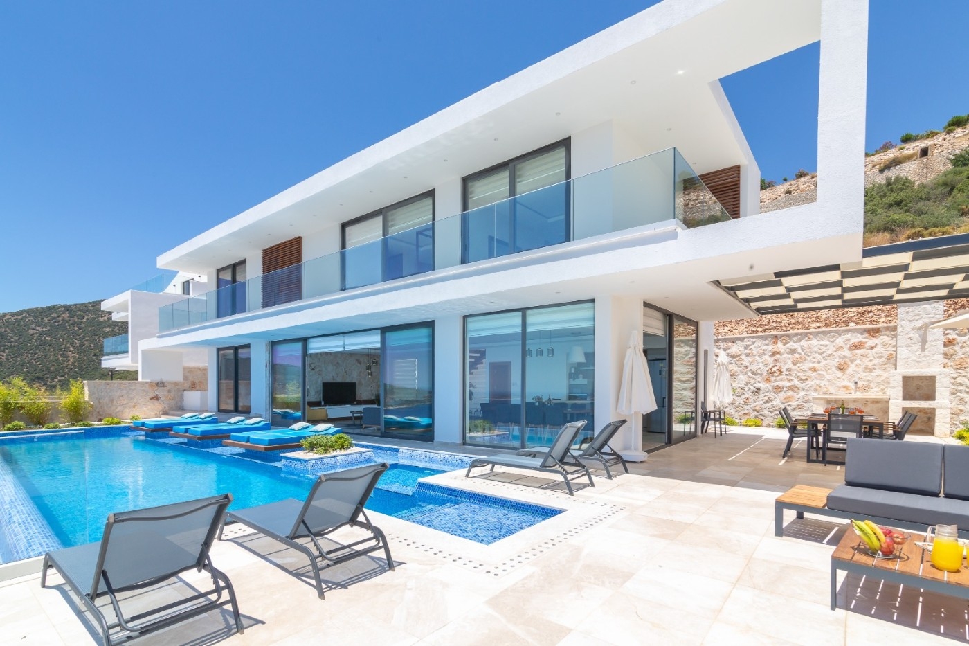 Kaş Kalkan'da Muhteşem Manzaralı, Özel Sonsuzluk Havuzlu, Lüks Villa