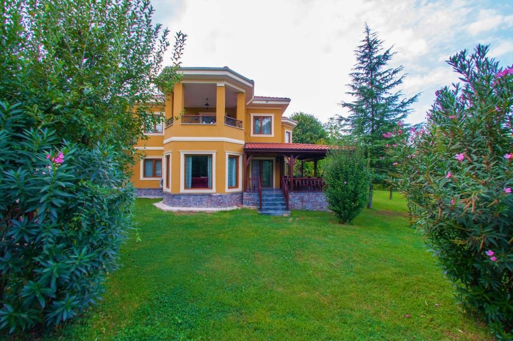 Sapanca Kırkpınar'da Ferah Bahçeli, Modern Tasarımlı, Şömineli Villa