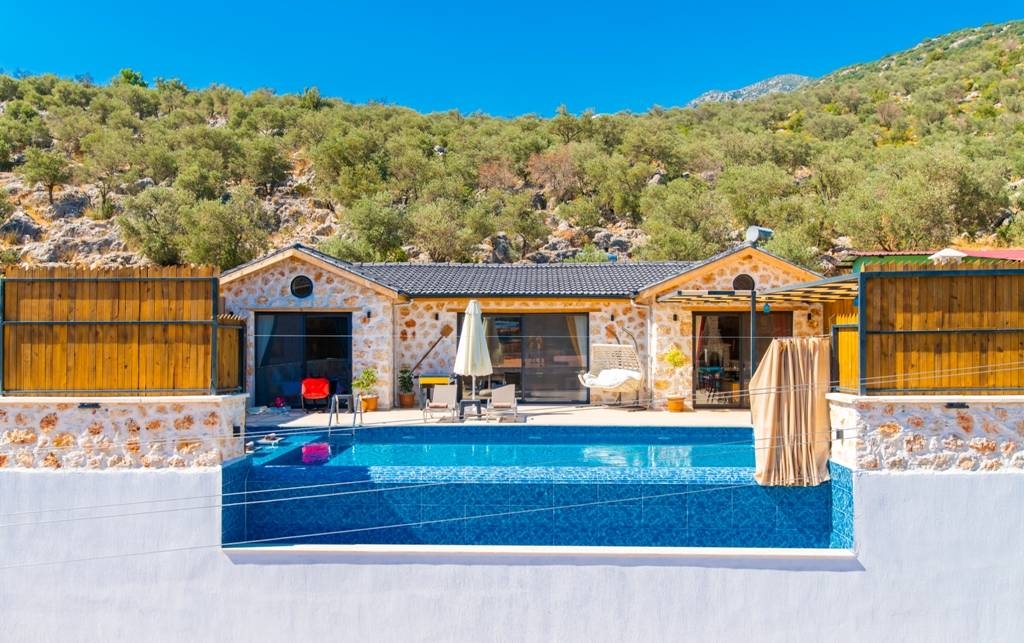 Kaş Bezirgan'da Enfes Taş Mimarili, Özel Havuzlu, Jakuzili Villa