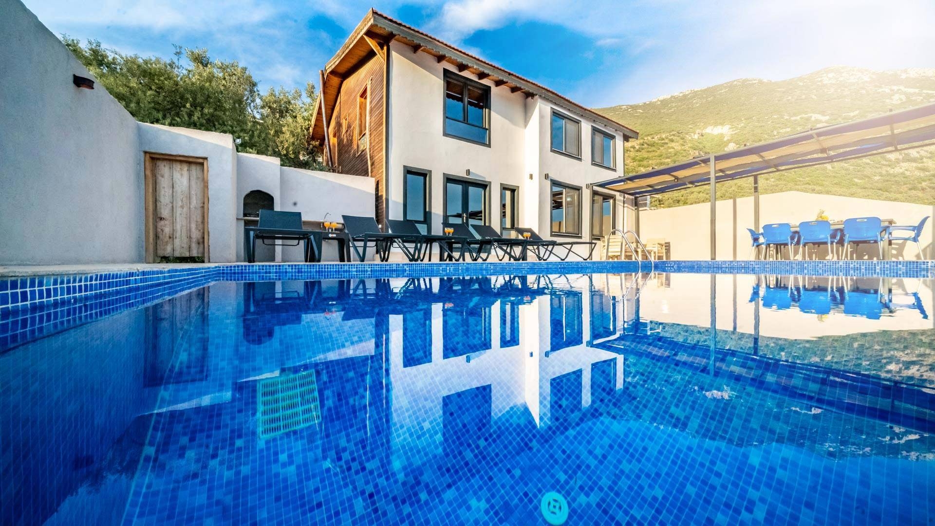 Kaş İslamlar'da Ahşap Mimarili, Sonsuzluk Havuzlu, Kiralık Villa