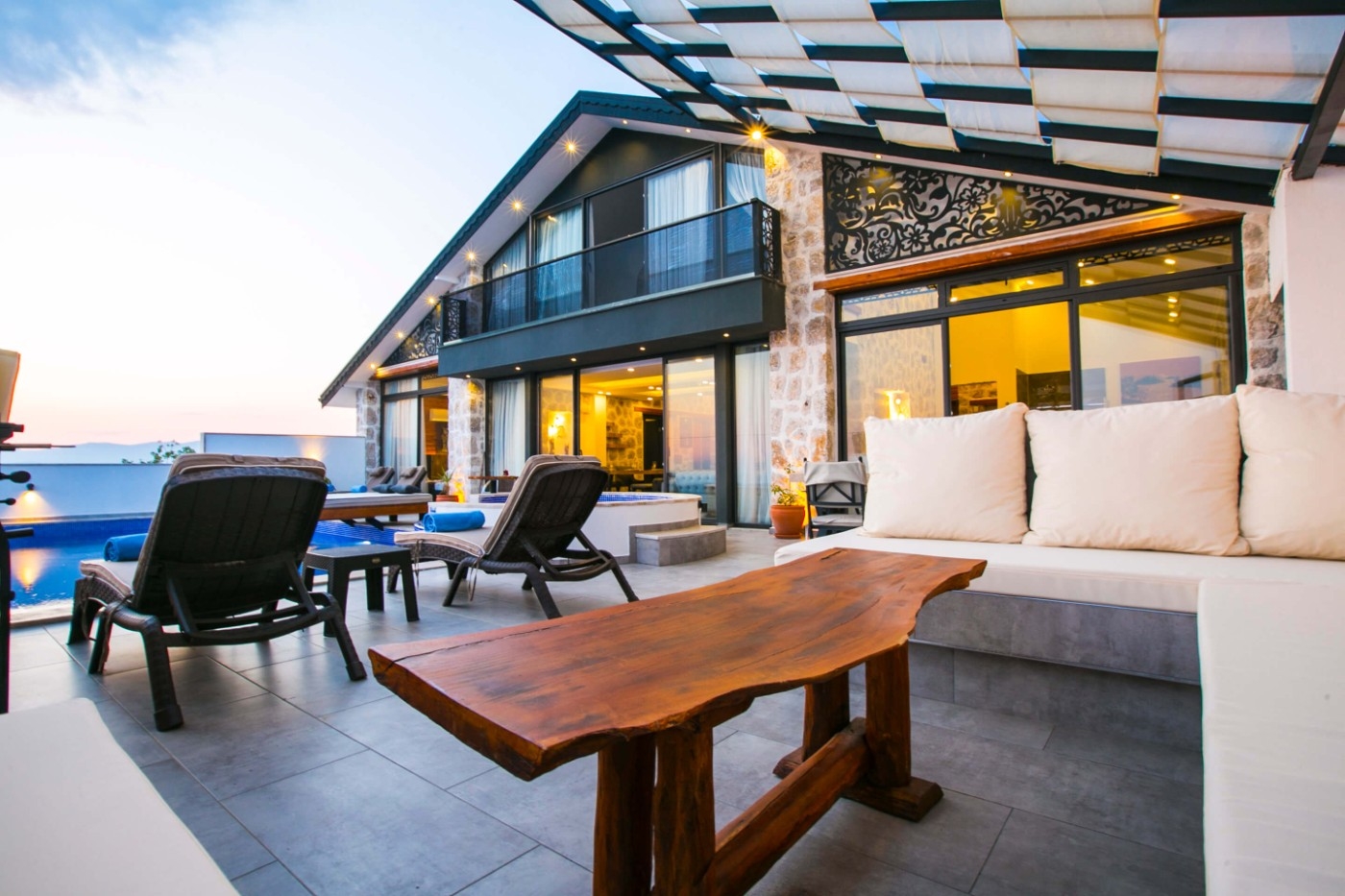 Kaş Üzümlü'de Enfes Doğa Manzaralı, Isıtmalı Havuzlu, 4 Kişilik Villa