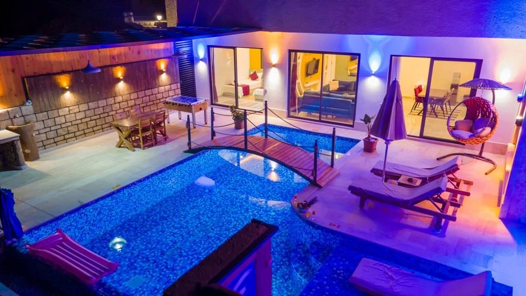 Kaş İslamlar'da Modern Tasarımlı, Kapalı ve Özel Havuzlu, Lüks Villa