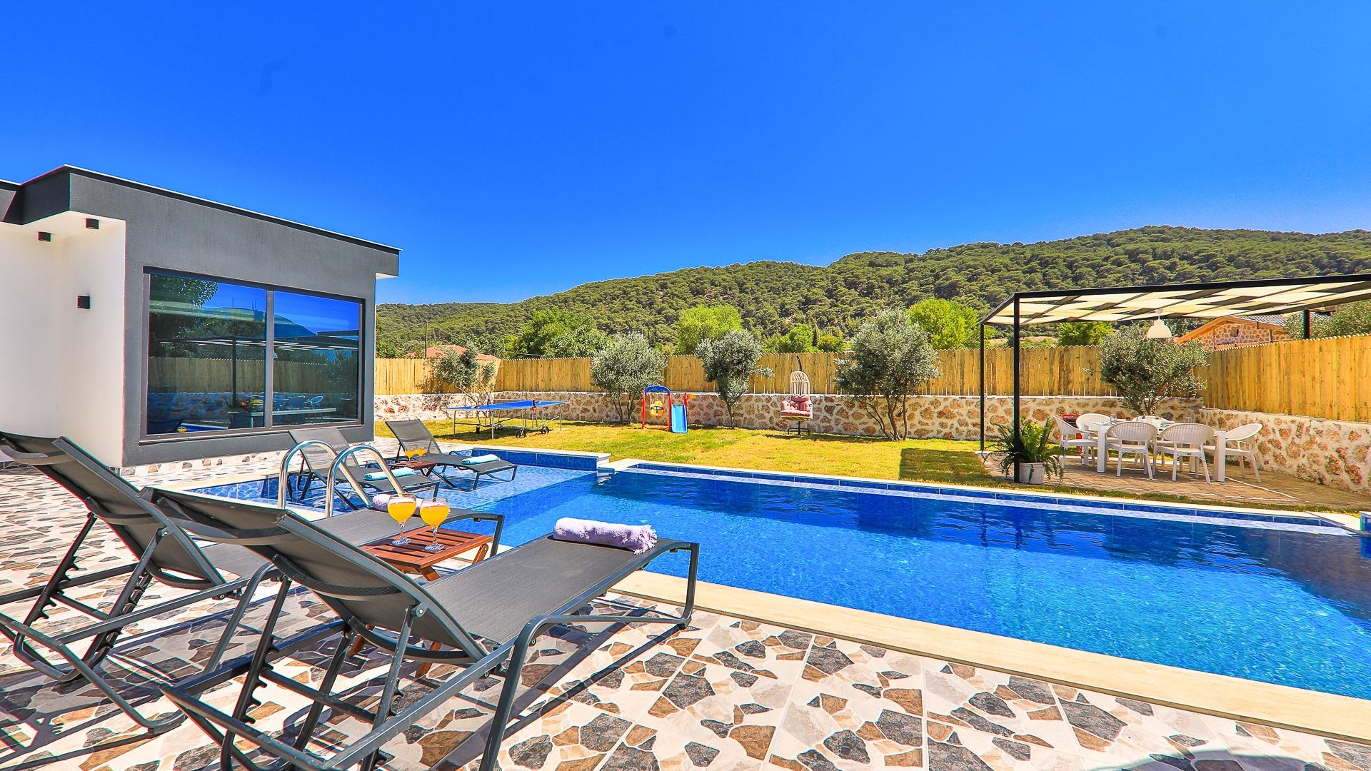 Kaş Sarıbelen'de Geniş Bahçeli, Özel Havuzlu, Modern Dizaynlı Villa